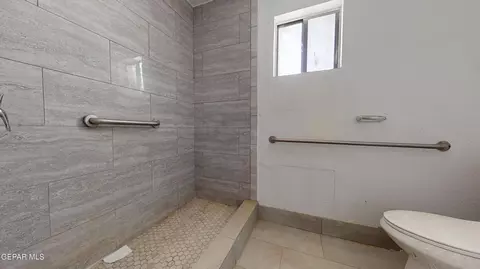 Bath - 810 Elm St, Anthony, TX 79821 photo 1 of 2