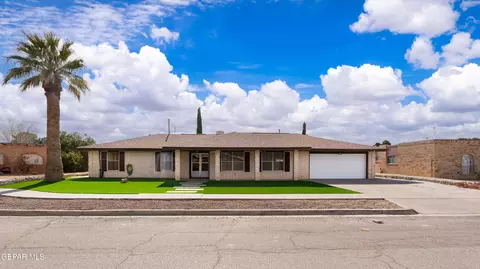 425 Penroy Ln, Horizon City, TX 79928