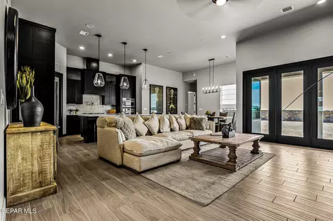 325 Emerald Rise Dr, Horizon City, TX 79928