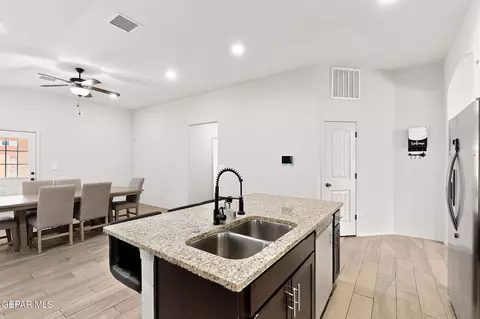 Kitchen - 13740 Garforth Ave, El Paso, TX 79928 photo 3 of 4