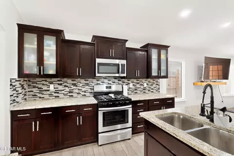 Kitchen - 13740 Garforth Ave, El Paso, TX 79928 photo 4 of 4