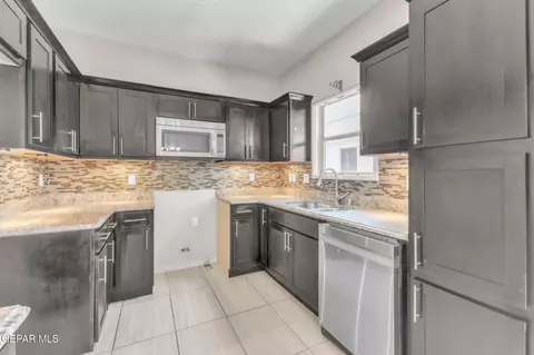 Kitchen - 3096 Java Chip Pl, El Paso, TX 79938 photo 2 of 2