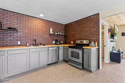 Kitchen - 1624 Vinton Rd, Anthony, NM 88021 photo 7 of 10