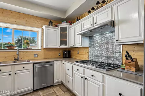 Kitchen - 1624 Vinton Rd, Anthony, NM 88021 photo 5 of 10