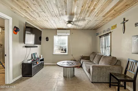 Living - 1624 Vinton Rd, Anthony, NM 88021 photo 2 of 4