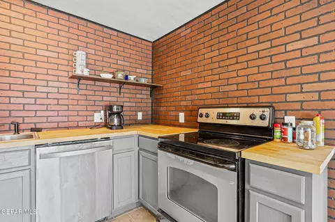 Kitchen - 1624 Vinton Rd, Anthony, NM 88021 photo 6 of 10