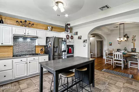 Kitchen - 1624 Vinton Rd, Anthony, NM 88021 photo 2 of 10