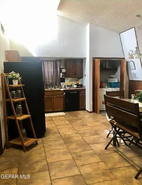 Kitchen - 1624 Vinton Rd, Anthony, NM 88021 photo 10 of 10
