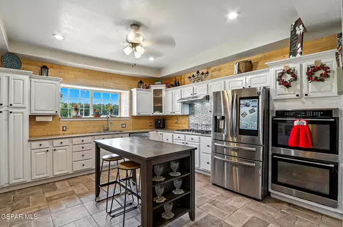 Kitchen - 1624 Vinton Rd, Anthony, NM 88021 photo 4 of 10