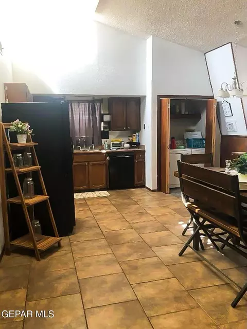Kitchen - 1624 Vinton Rd, Anthony, NM 88021 photo 9 of 10