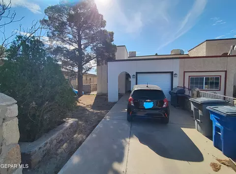 902 Destello Rd, El Paso, TX 79907
