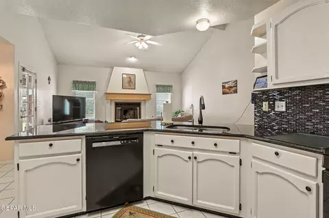 Kitchen - 6820 Echo Cliffs Dr, El Paso, TX 79912 photo 2 of 2