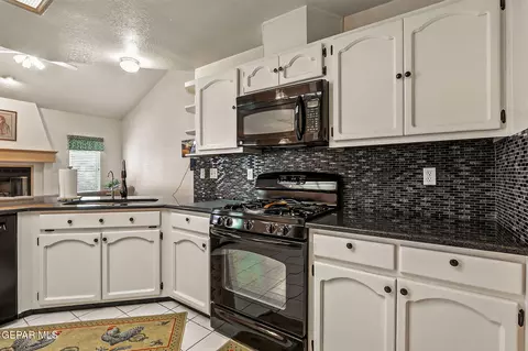 Kitchen - 6820 Echo Cliffs Dr, El Paso, TX 79912 photo 1 of 2
