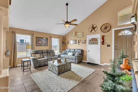 Living - 1613 Poplar St, Anthony, TX 79821 photo 4 of 4