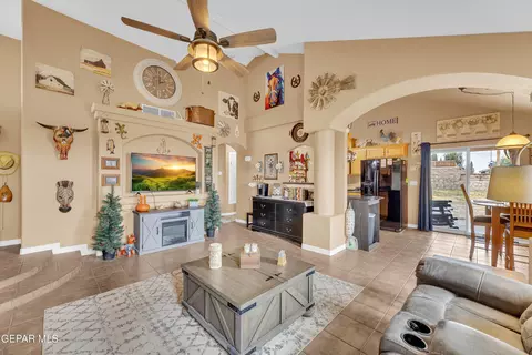 Living - 1613 Poplar St, Anthony, TX 79821 photo 2 of 4