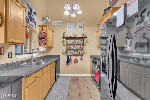 Kitchen - 1613 Poplar St, Anthony, TX 79821 photo 3 of 5