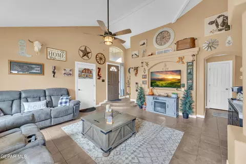Living - 1613 Poplar St, Anthony, TX 79821 photo 3 of 4