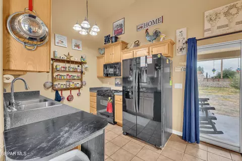 Kitchen - 1613 Poplar St, Anthony, TX 79821 photo 2 of 5