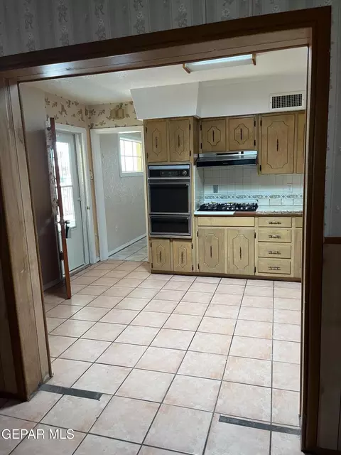 Kitchen - 252 Trinity Pl, El Paso, TX 79905 photo 1 of 6
