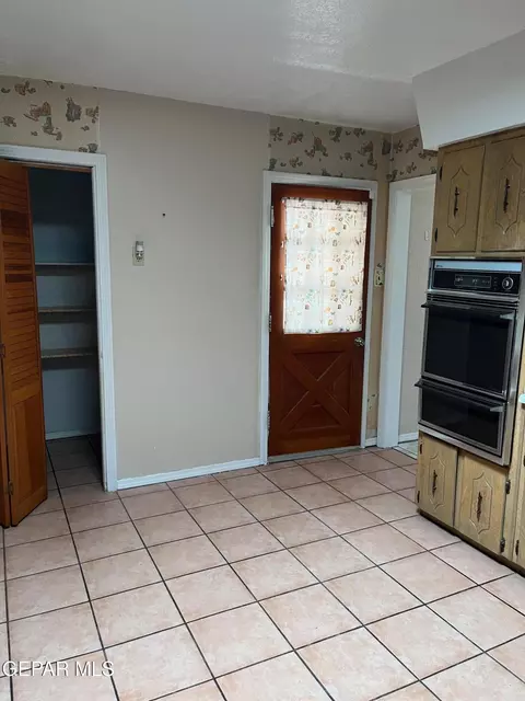 Kitchen - 252 Trinity Pl, El Paso, TX 79905 photo 2 of 6