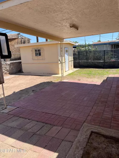 Exterior - 252 Trinity Pl, El Paso, TX 79905 photo 3 of 4
