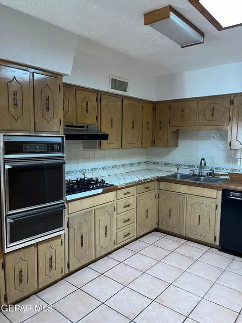 Kitchen - 252 Trinity Pl, El Paso, TX 79905 photo 5 of 6