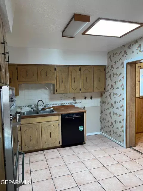 Kitchen - 252 Trinity Pl, El Paso, TX 79905 photo 4 of 6