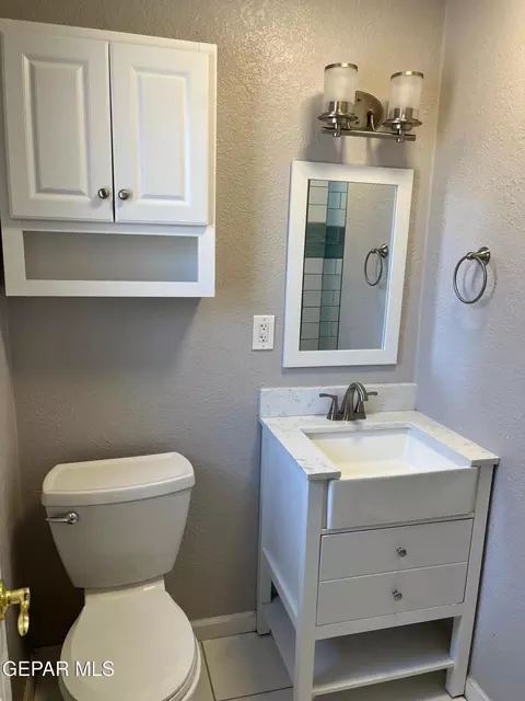 Bath - 252 Trinity Pl, El Paso, TX 79905 photo 5 of 8