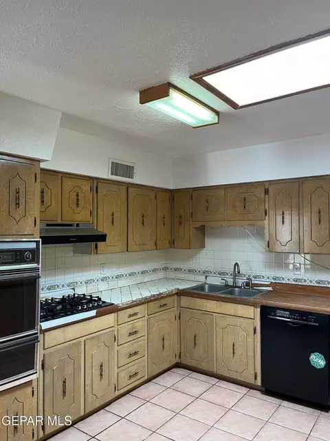 Kitchen - 252 Trinity Pl, El Paso, TX 79905 photo 6 of 6