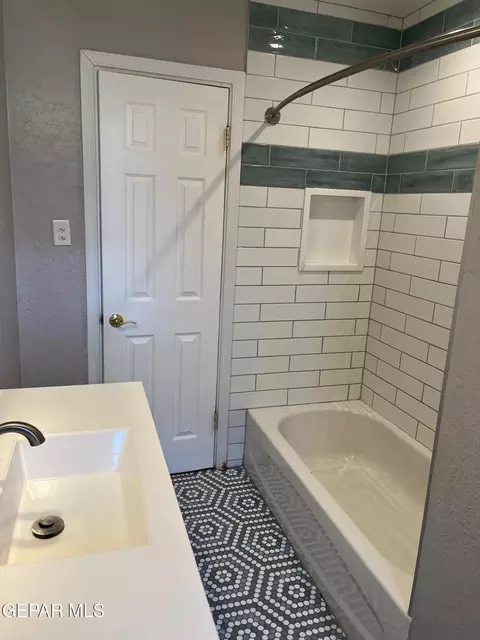Bath - 252 Trinity Pl, El Paso, TX 79905 photo 4 of 8