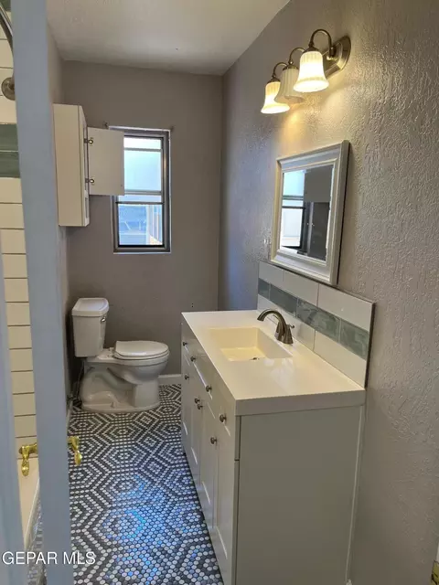 Bath - 252 Trinity Pl, El Paso, TX 79905 photo 1 of 8