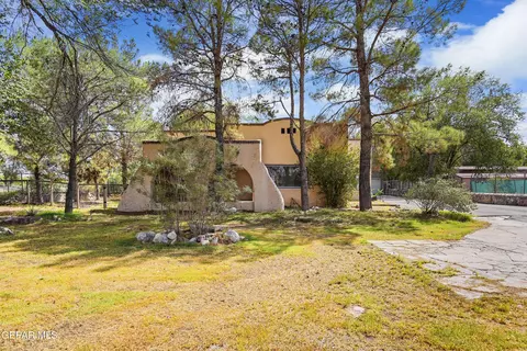932 W W Borderland Rd, El Paso, TX 79932