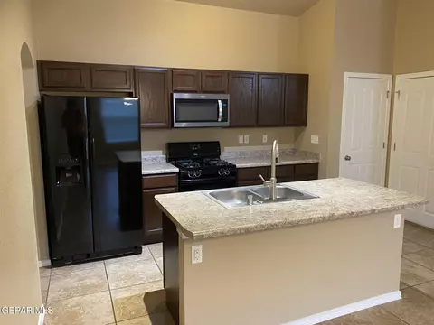 Kitchen - 10725 Silvercloud Dr, El Paso, TX 79924 photo 2 of 3