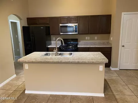 Kitchen - 10725 Silvercloud Dr, El Paso, TX 79924 photo 3 of 3