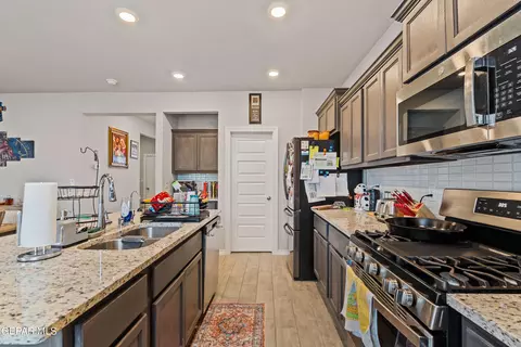 Kitchen - 6044 Hidden Passage Ave, El Paso, TX 79924 photo 4 of 4
