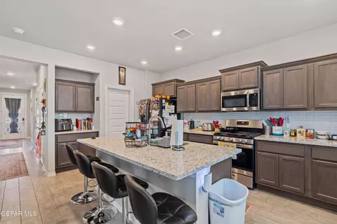 Kitchen - 6044 Hidden Passage Ave, El Paso, TX 79924 photo 3 of 4