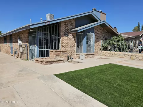833 Destello Rd, El Paso, TX 79907