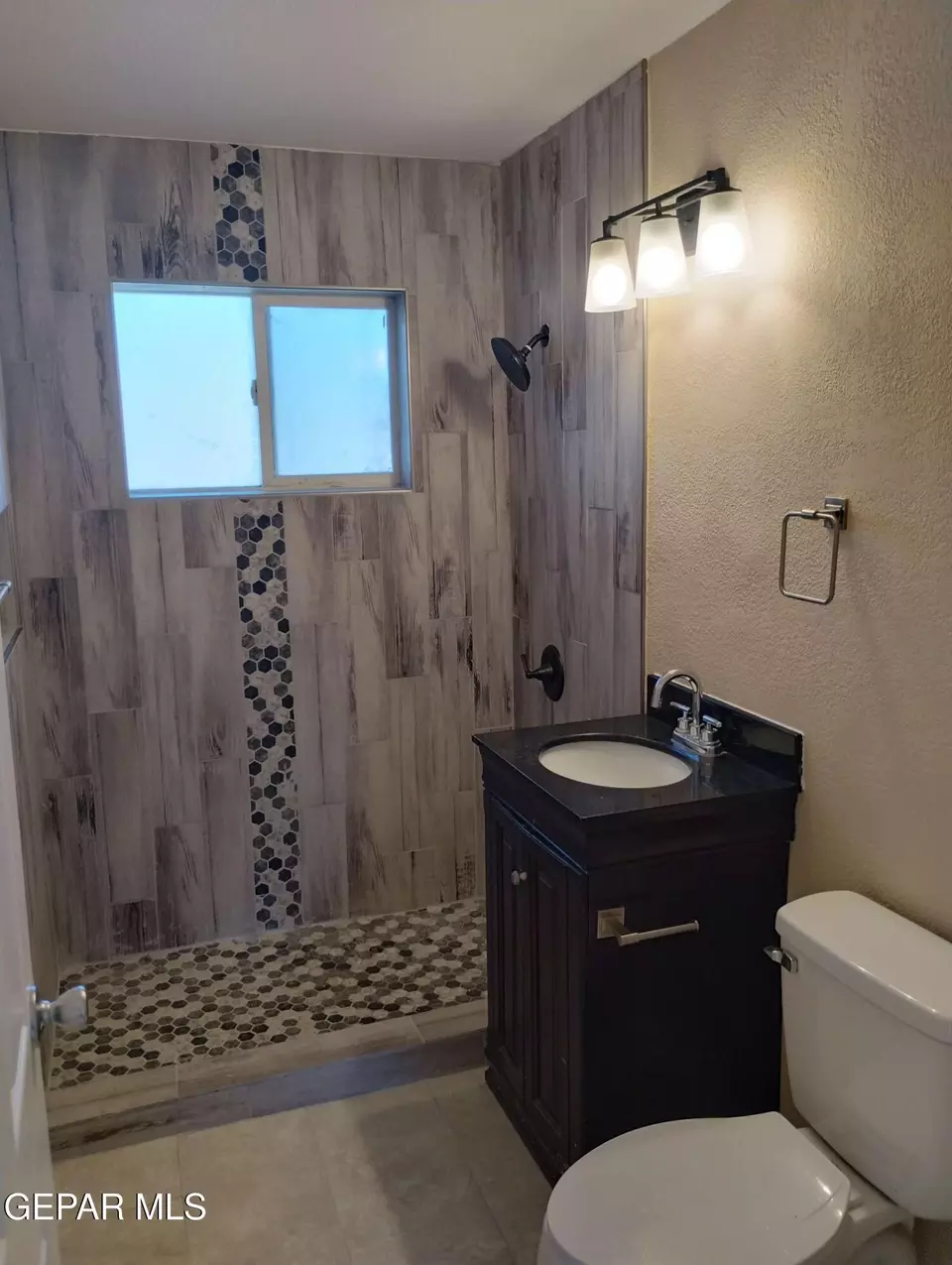Bath - 423 N Carolina Dr, El Paso, TX 79915 photo 2 of 2