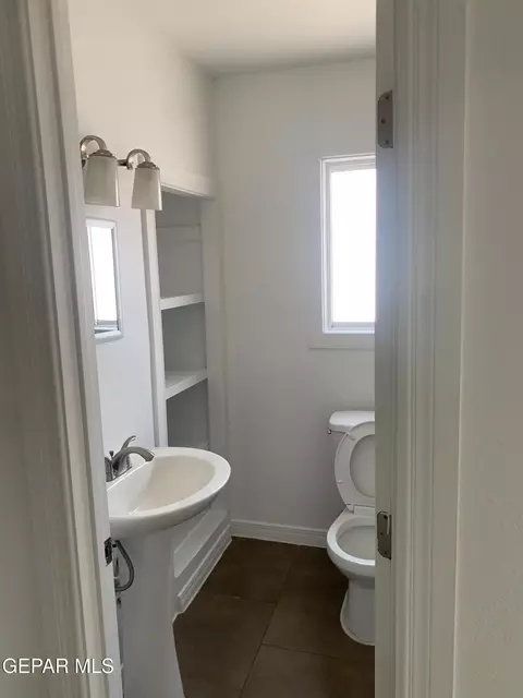 Bath - 423 N Carolina Dr, El Paso, TX 79915 photo 1 of 2