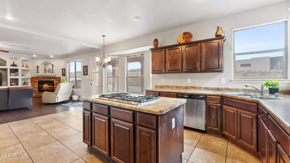 Kitchen - 12000 Stansbury Dr, El Paso, TX 79928 photo 3 of 5