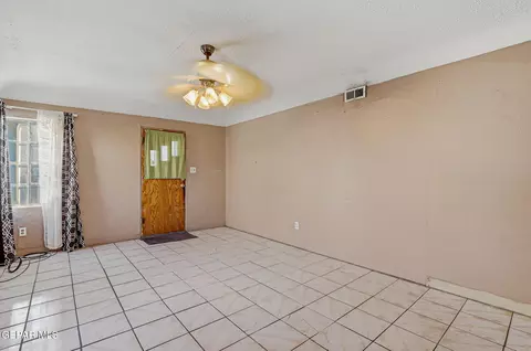 Living - 116 Tamarisk St, Anthony, TX 79821 photo 2 of 2