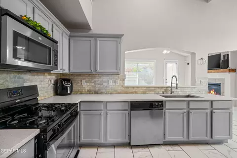 Kitchen - 10941 Duster Dr, El Paso, TX 79934 photo 4 of 4