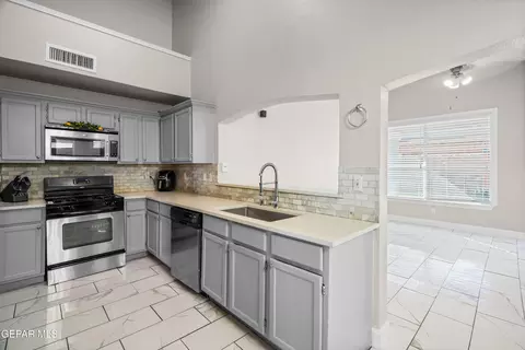 Kitchen - 10941 Duster Dr, El Paso, TX 79934 photo 3 of 4