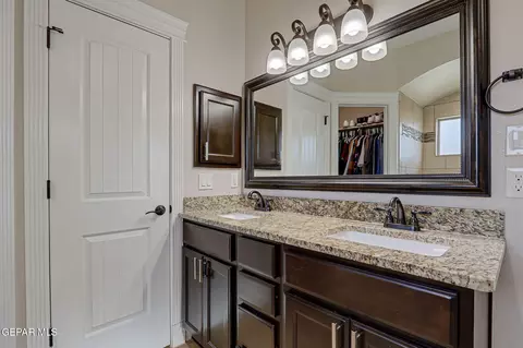 Bath - 1012 Maximo Dr, El Paso, TX 79932 photo 4 of 6