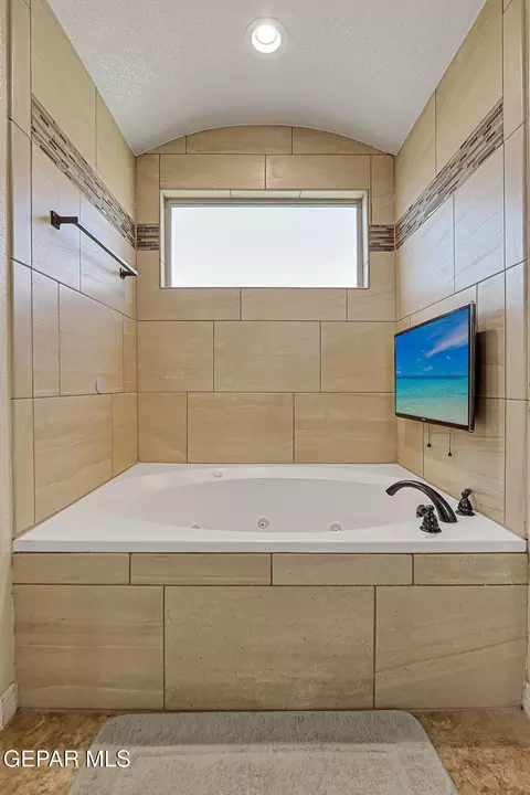 Bath - 1012 Maximo Dr, El Paso, TX 79932 photo 2 of 6