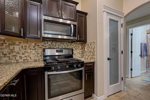 Kitchen - 1012 Maximo Dr, El Paso, TX 79932 photo 3 of 4