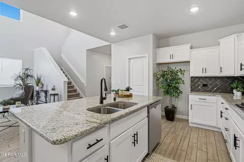 Kitchen - 13721 Eccles Rd, El Paso, TX 79928 photo 6 of 9