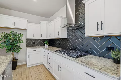 Kitchen - 13721 Eccles Rd, El Paso, TX 79928 photo 3 of 9