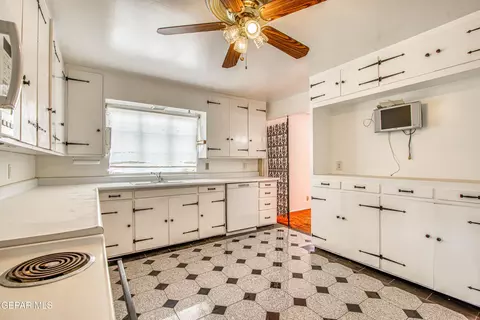 Kitchen - 6540 Mcnutt Rd, Anthony, NM 88021 photo 4 of 4