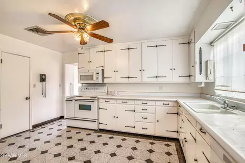 Kitchen - 6540 Mcnutt Rd, Anthony, NM 88021 photo 1 of 4